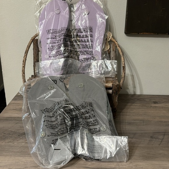 New in packaging Old Navy Lavender and Gray Glitter Women's SIZE 7 Flip flops. - Picture 5 of 9